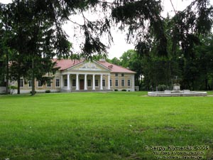 Подолье. Самчики. Фото. Дворцово-парковый ансамбль «имение Самчики». Северный фасад дворца (XVIII век) и фонтан (начало XX века).