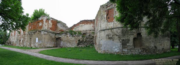 Тернопольщина. Бережаны. Фото. Замок, памятник архитектуры 1554 года.