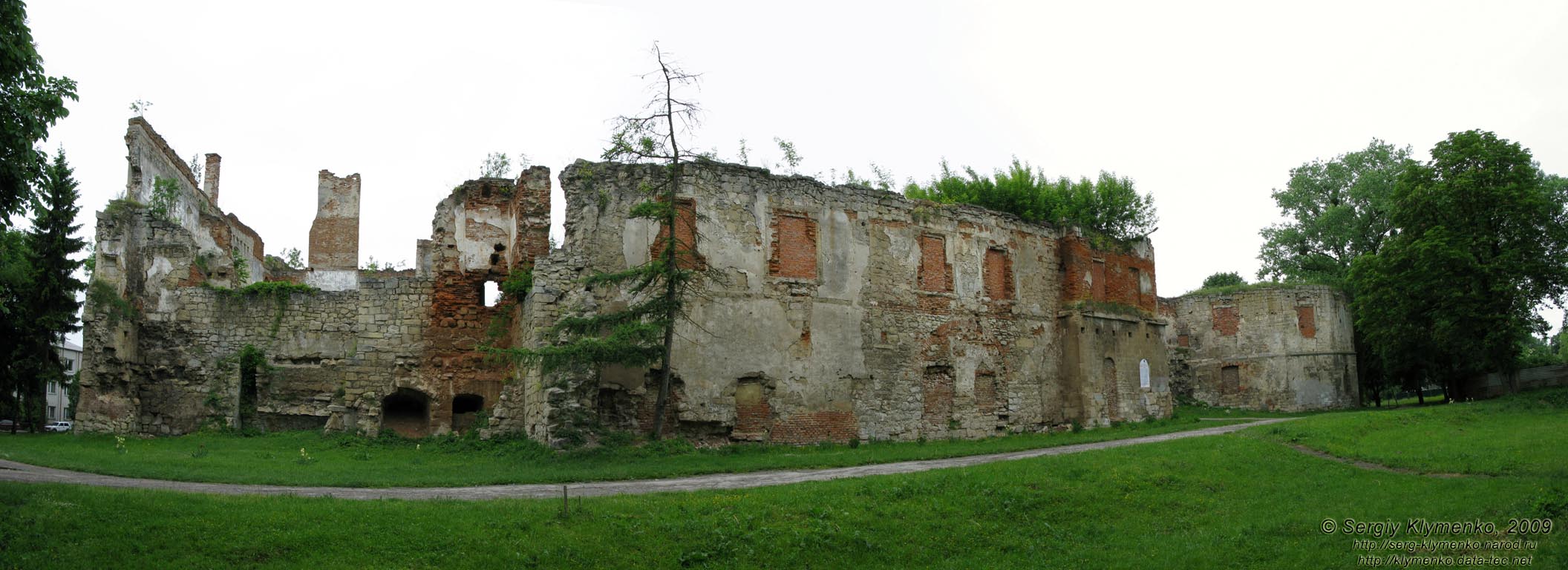 Тернопольщина. Бережаны. Фото. Замок, памятник архитектуры 1554 года.