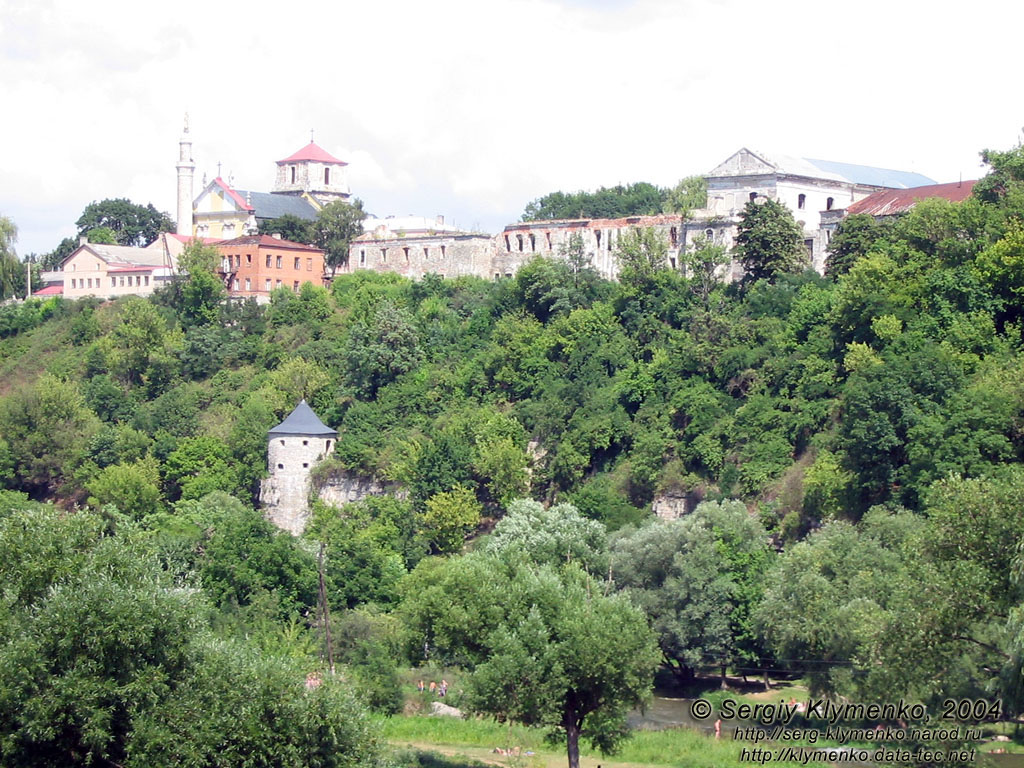 Каменец-Подольский. Фото. Вид на Старый город и Захаржевскую башню («Башня на броде», XVI век) от Старого Замка.