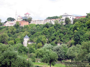 Каменец-Подольский. Фото. Вид на Старый город и Захаржевскую башню («Башня на броде», XVI век) от Старого Замка.