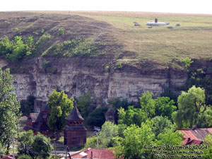 Каменец-Подольский. Фото. Здвиженская церковь, 1799 год (внизу) и памятник «Семи культурам» (сверху). Вид c крепостного моста.
