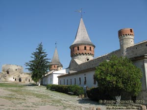 Каменец-Подольский. Фото. Внутренний двор Старого Замка. Башни: Лянцкоронская (в центре фото), Комендантская (маленькая, дальше), Рожанка и Дневная (вдали слева).