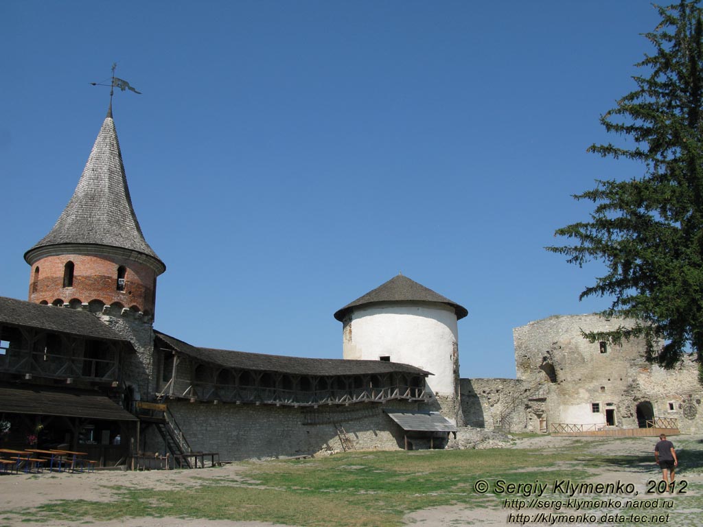 Каменец-Подольский. Фото. Внутренний двор Старого Замка. Башни: Тенчинская и Ляшская (Белая).