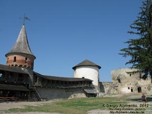 Каменец-Подольский. Фото. Внутренний двор Старого Замка. Башни: Тенчинская и Ляшская (Белая).