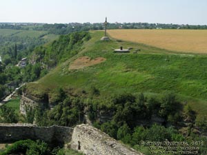 Каменец-Подольский. Фото. Памятник «Семи культурам» («Стол согласия») и четырнадцатиметровый металлический крест. Вид c крепостного моста.
