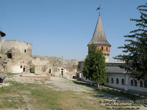 Каменец-Подольский. Фото. Старый Замок. Башни: Дневная и Рожанка. Вид с галереи вдоль южной стены Старого Замка.