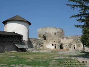 Каменец-Подольский. Фото. Внутренний двор Старого Замка. Башни: Ляшская (Белая) и Дневная.
