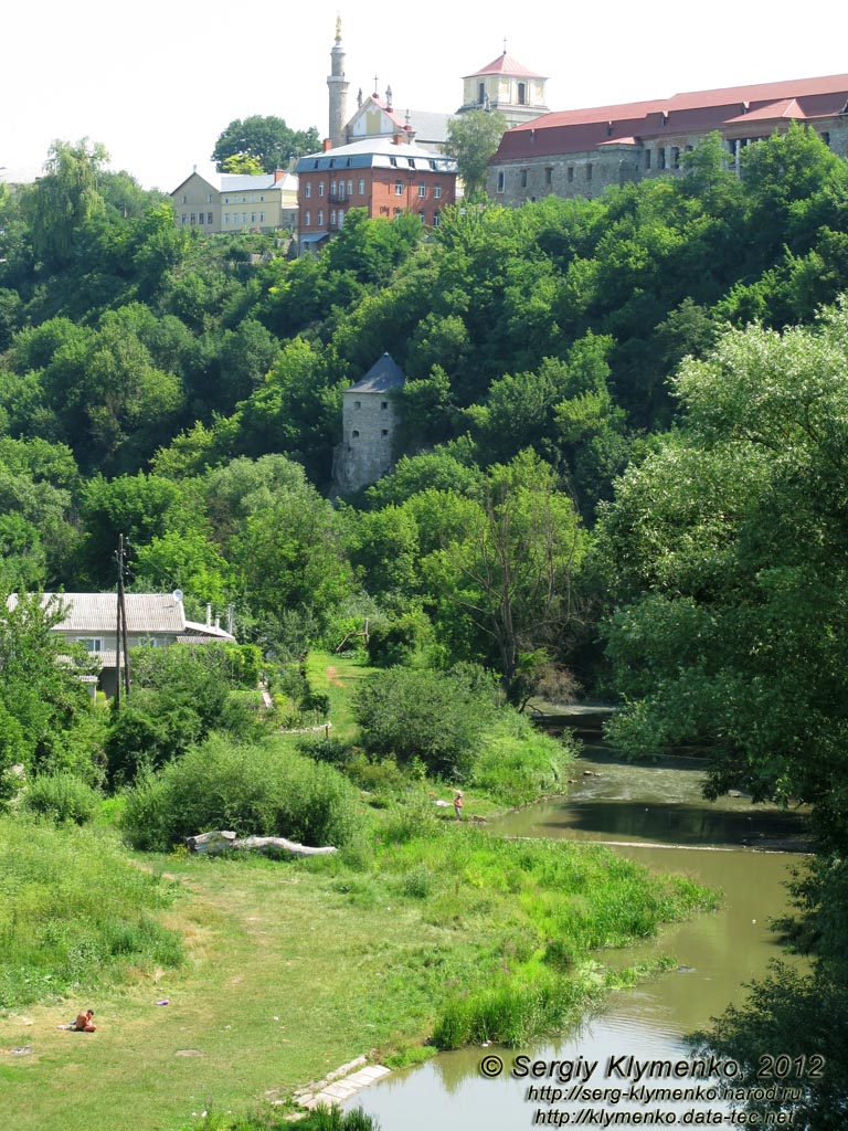Каменец-Подольский. Фото. Вид на Старый город и Захаржевскую башню («Башня на броде», XVI век) от Старого Замка.