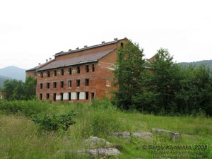 Ивано-Франковская область. Недостроенный дом отдыха за селом Люча неподалеку от Яблунова.