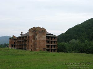 Ивано-Франковская область. Недостроенный дом отдыха за селом Люча неподалеку от Яблунова.