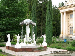 Коропец, Тернопольская область. Фото. Часовенка Матери Божьей перед дворецом графа Бадени.