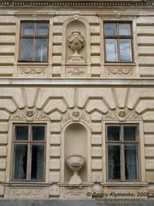 Коропец, Тернопольская область. Фото. Дворец графа Бадени. Фрагмент внешней отделки.
