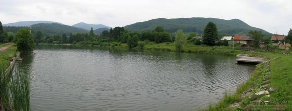 Ивано-Франковская область. Искусственный водоем у недостроенного дома отдыха неподалеку от Яблунова.