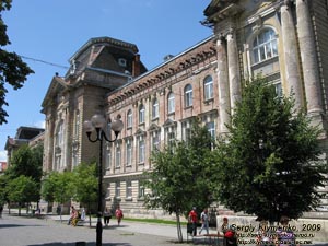 Закарпатская область. Берегово. Фото. Бывший дворец комитатского суда (пл. Кошута, 6).