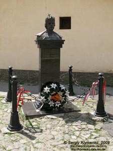 Закарпатская область. Берегово. Фото. Памятник первому венгерскому королю Иштвану I Святому во дворе костела Воздвижения Святого Креста.