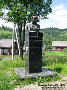 Львовская область. Село Тухля. Фото. Памятник Ивану Франко.