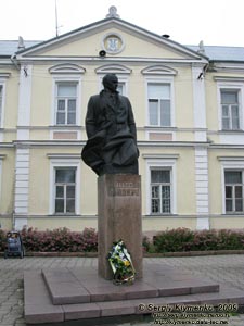 Львовская область. Город Стрый. Фото. Памятник Степану Бандере перед школой № 7.