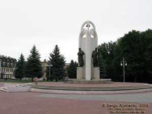 Львовская область. Город Стрый. Фото. Памятник-триптих Тарасу Шевченко, Ивану Франко и Лесе Украинке (площадь Независимости).