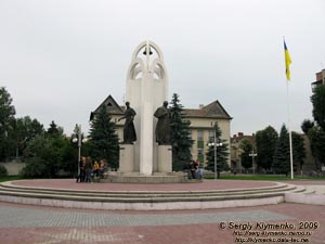 Львовская область. Город Стрый. Фото. Памятник-триптих Тарасу Шевченко, Ивану Франко и Лесе Украинке (площадь Независимости).