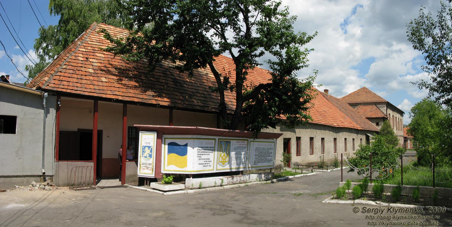 Закарпатская область. Берегово. Фото. «Графский двор». Боковой (хозяйственный) корпус, вид со двора.