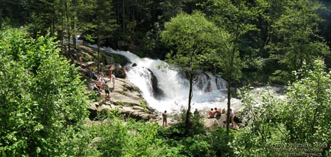 Львовская область. Речка Каменка. Фото. Водопад на речке Каменка. Вид с автодороги.
