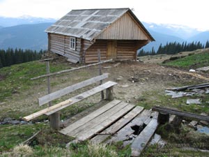 Фото Карпат. Источник возле колыбы на полонине «Веснарка».
