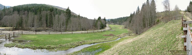 Фото Карпат. Внизу урочища «Погорелец» возле начала подъёма на полонину «Веснарка» (48°00'00"N, 24°40'16"E). Панорама ~100°.