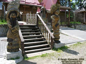 Львовская область. Славское. Фото. Гостиница «Бюргер-Тростян». Фрагмент.