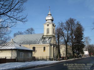 Закарпатье, поселок Ясиня. Фото. Церковь святых Петра и Павла.