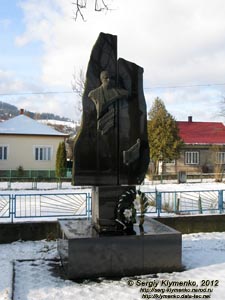 Закарпатье, поселок Ясиня. Фото. Памятник Дмитрию Климпушу (1897-1959).