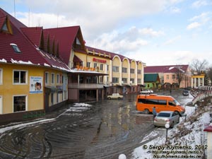Закарпатье, поселок Ясиня. Фото. Ресторанно-гостиничный комплекс «Золотая Корона».