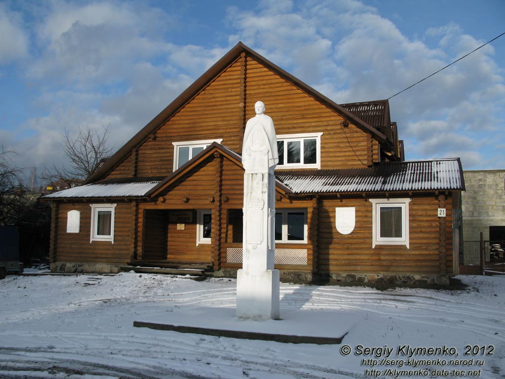 Закарпатье, поселок Ясиня. Фото. Памятник Степану Клочураку перед зданием краеведческого музея.