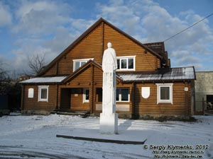 Закарпатье, поселок Ясиня. Фото. Памятник Степану Клочураку перед зданием краеведческого музея.