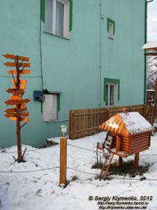 Закарпатье, поселок Ясиня. Фото. Указатель расстояний от Ясиней.
