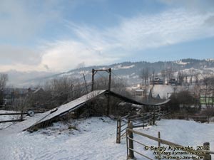 Закарпатье, поселок Ясиня. Фото. Подвесной мостик над речкой Чёрная Тиса.