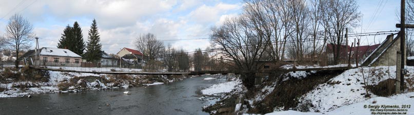 Закарпатье, поселок Ясиня. Фото. Подвесной мостик над речкой Чёрная Тиса.