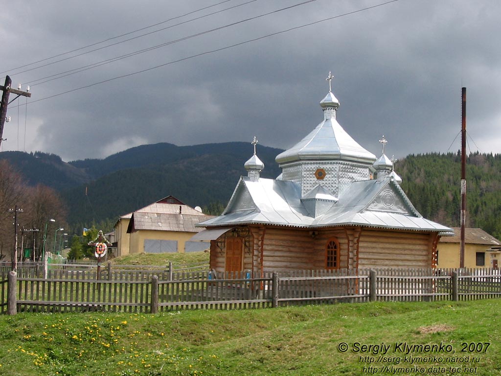 Фото Карпат, селение Зеленое. Часовня.