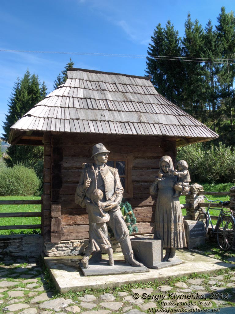 Закарпатская область, Колочава. Фото. Памятник «Заработчанам». Скульптор Пётр Штаер.