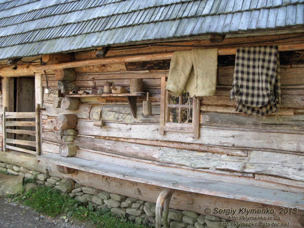 Закарпатская область, Колочава. Фото. Музей-скансен «Старое село». Дом крестьянина середины XIX века.