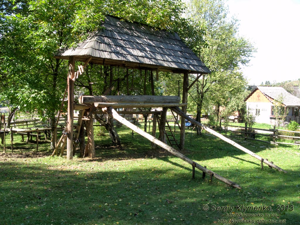 Закарпатская область, Колочава. Фото. Музей-скансен «Старое село». Приспособление для ручного распила леса вдоль.