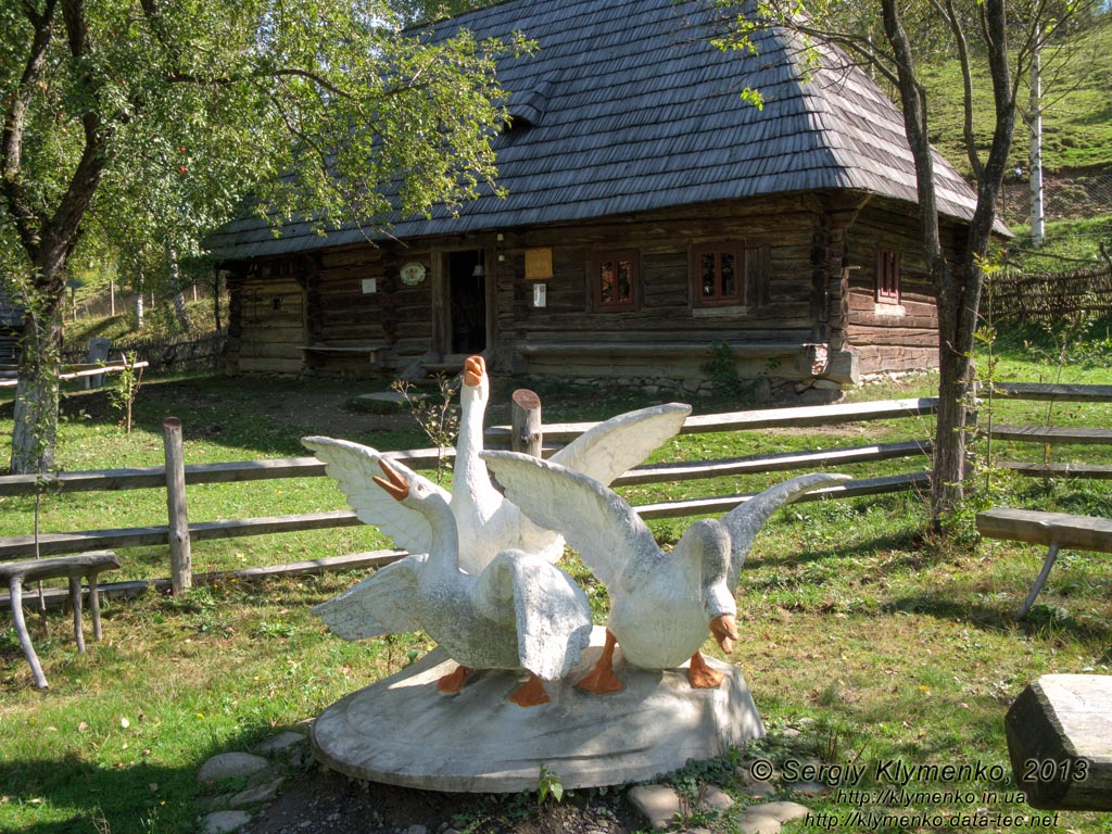 Закарпатская область, Колочава. Фото. Музей-скансен «Старое село». Скульптурная композиция «Шаббатные гуси». Скульптор Пётр Штаер.
