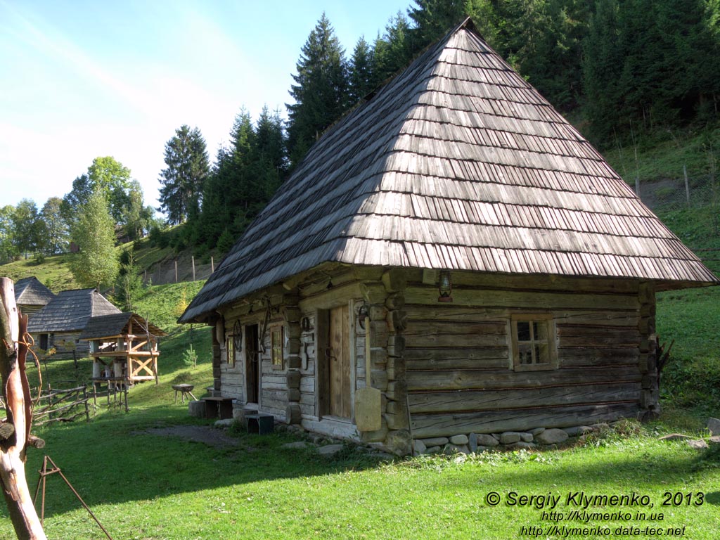 Закарпатская область, Колочава. Фото. Музей-скансен «Старое село». Хата бондаря (комбинированная мастерская столяра-кадочника).