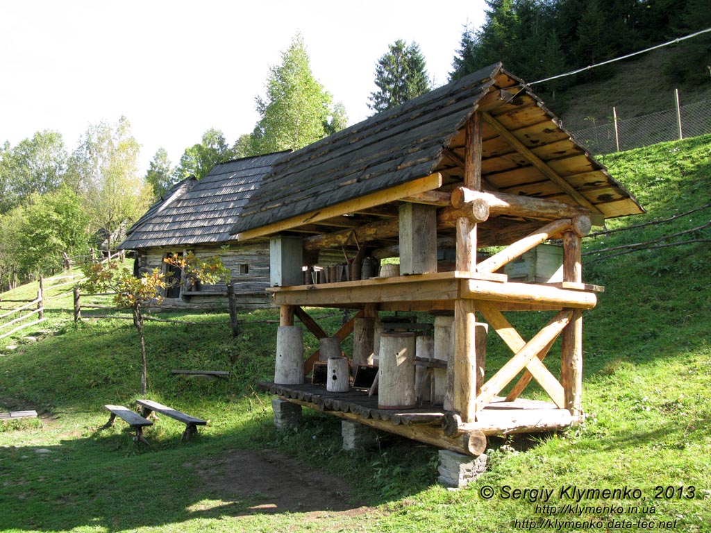 Закарпатская область, Колочава. Фото. Музей-скансен «Старое село». Разнообразные ульи и другие орудия для пчеловодства.