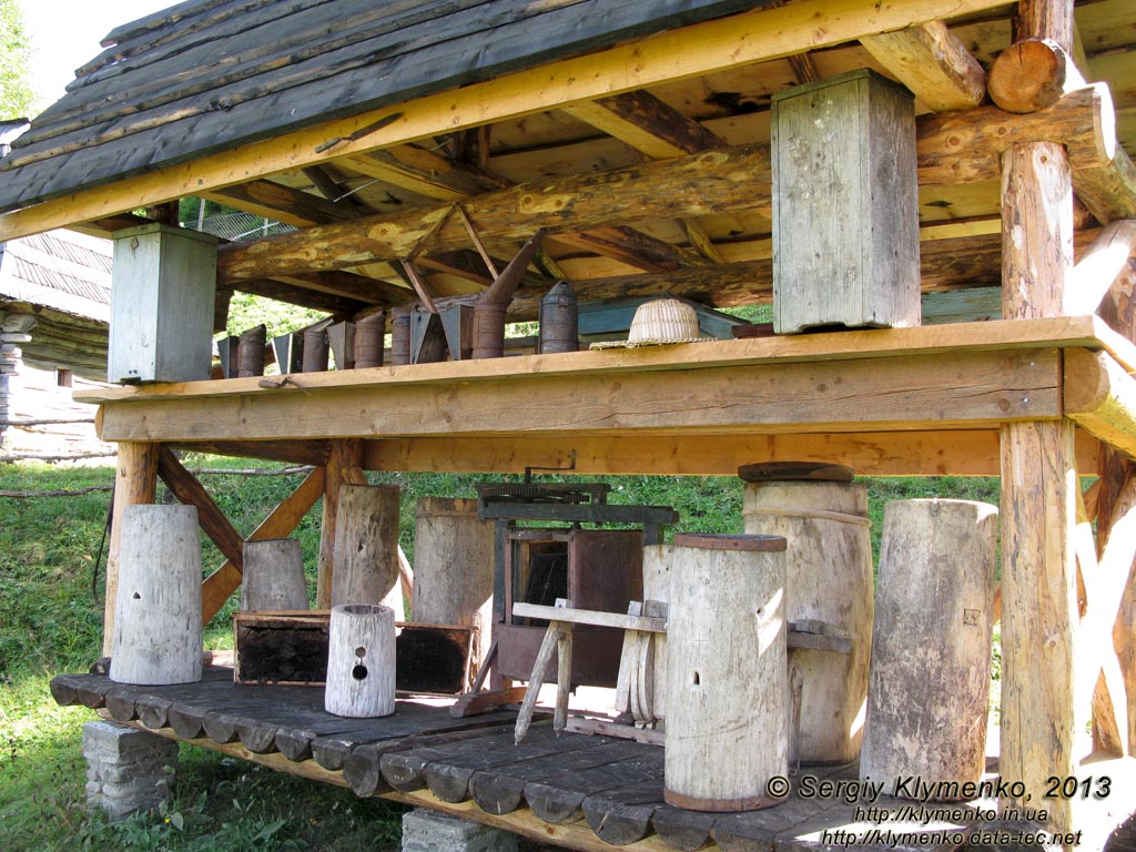 Закарпатская область, Колочава. Фото. Музей-скансен «Старое село». Разнообразные ульи и другие орудия для пчеловодства.