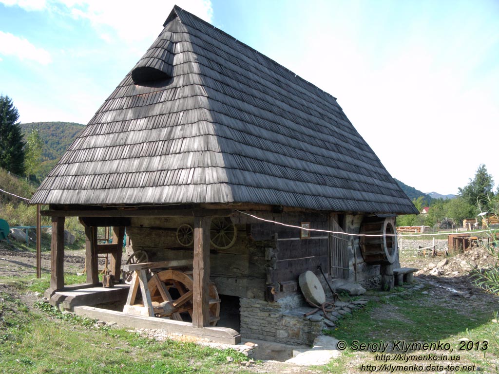 Закарпатская область, Колочава. Фото. Музей-скансен «Старое село». Водяная мельница.