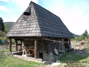 Закарпатская область, Колочава. Фото. Музей-скансен «Старое село». Водяная мельница.