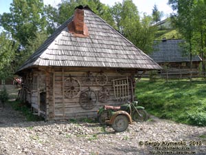 Закарпатская область, Колочава. Фото. Музей-скансен «Старое село». Кузница.