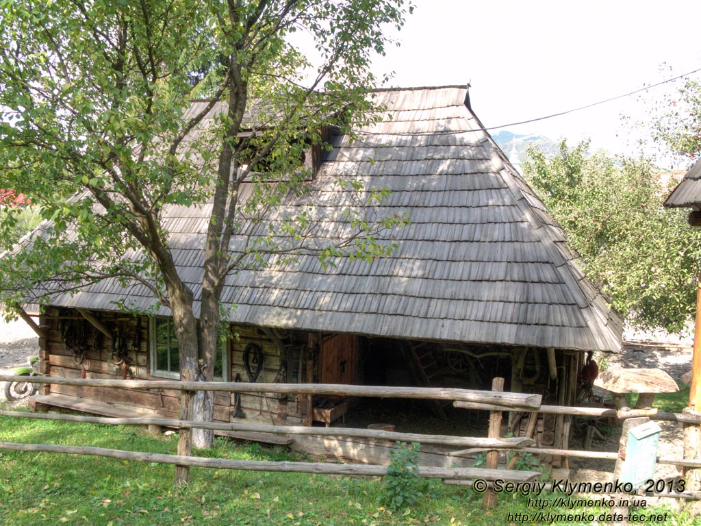 Закарпатская область, Колочава. Фото. Музей-скансен «Старое село». Кузница.