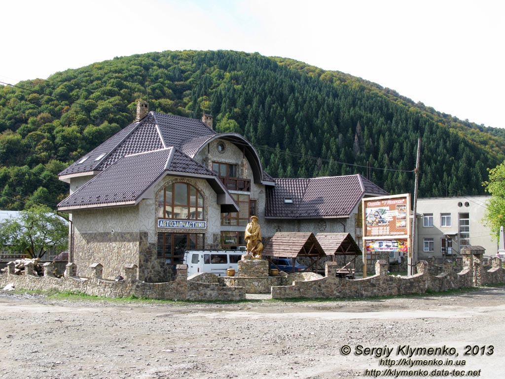 Закарпатская область, Колочава. Фото. Центр села. Памятник «Чабану».